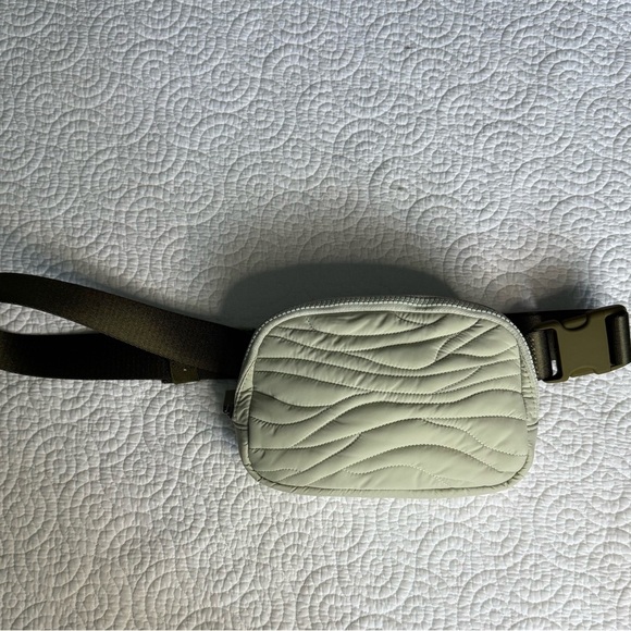 Lululemon Athletica Quilted Belt Bag in Olive Green special edition - Picture 1 of 7